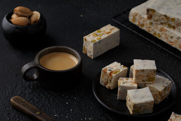Nougat fait maison avec une tasse de café