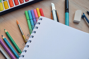 Regreso a clases / Set de elementos escolares: cuaderno, lápices, acuarelas, reglas, colores visto...