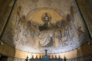 Fresque en mosaique représentant le christ pantocrator dans le chœur de l'Église Saint-Julien de Domfront - obrazy, fototapety, plakaty
