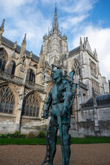 Naklejka na ściany i meble La cathédrale d'Évreux avec la statue Fidei Defensor Chassant.