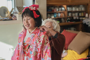 着付けする祖母