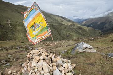 Drapeau de prière Tibétain avec cheval près de Lingshi, cinquième jour du Snowman Trek, Bhoutan