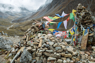 Cairns et drapeaux de prières en route pour le col de Nyile La, cinquième jour du Snowman Trek,...