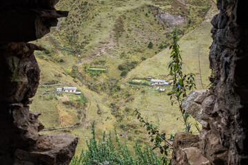 Maisons isolés à Lingshi depuis le vieux Dzong, sixième jour du Snowman Trek, Bhoutan