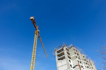 safety net in construction, safety net installed in a building, safe construction work,