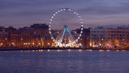 Il lungomare della città di Bari con la ruota panoramica. Sud Europa