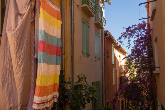 Du linge s&eacute;chant aux fen&ecirc;tres des maisons &agrave; Collioure. Des draps qui s&egrave;chent dans les rues du sud de la France. Un fouta aux fen&ecirc;tres