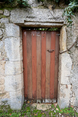 Porte du village médiéval de Le Poet Laval dans la Drôme