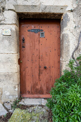 Porte du village médiéval de Le Poet Laval dans la Drôme