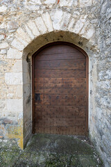 Fototapeta na wymiar Porte du village médiéval de Le Poet Laval dans la Drôme