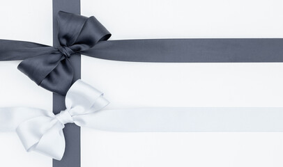 Nœuds de ruban de satin pour paquet cadeau de couleurs gris et blanc, isolé sur du fond blanc....