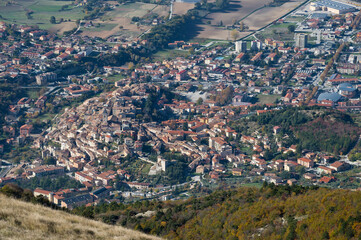Veduta dall'alto di Gualdo Tadino, cittadina umbra in provincia di Perugia. Vista da Valsorda