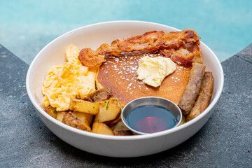 traditional american breakfast with hot cakes
