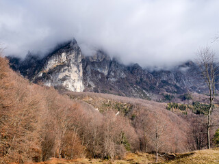 Montagna con nuvole basse