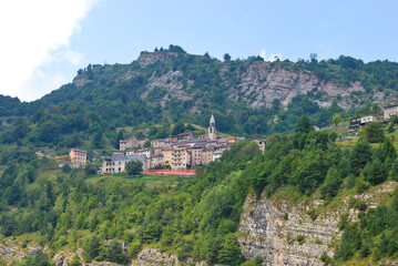 Fototapeta na wymiar Il villaggio di Casso nel comune di Erto e Casso in provincia di Pordenone, Friuli-Venezia Giulia, Italia.