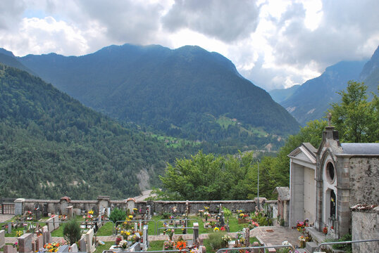 Il cimitero di Erto nel comune di Erto e Casso in provincia di Pordenone, Friuli-Venezia Giulia, Italia.