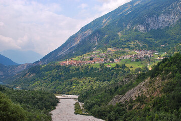 Una veduta dell'abitato di Erto nel comune di Erto e Casso in provincia di Pordenone, Friuli-Venezia Giulia, Italia.