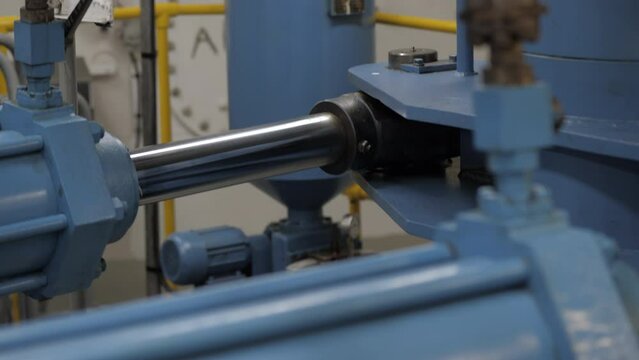 Steering gear of vessel rolling in storm