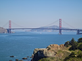 Golden Gate Bridge im Fühling im Sonnenlicht