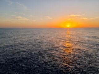 Die untergehende Sonne am Horizont auf dem Atlantik