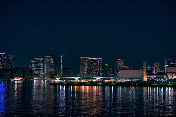 東京湾岸の風景と港湾のリフクレション