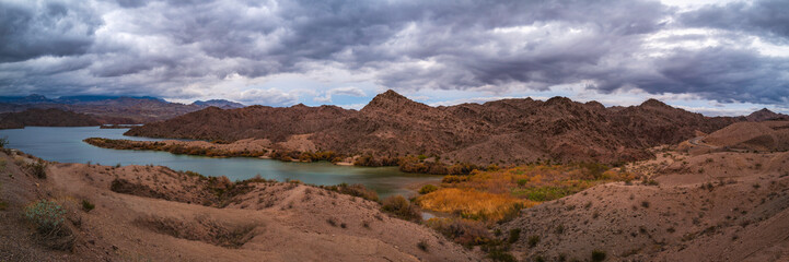 Obraz premium Colorado River Landscape Series, tranquil wilderness with views of Black and Spirit Mountains and Squadron Peak Mountain, at Mojave Lake in Bullhead City, Arizona, USA