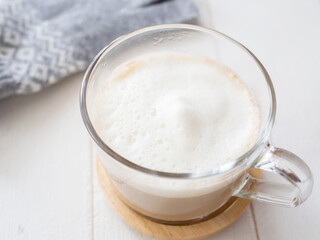 ガラスのカップに入ったカフェラテ
