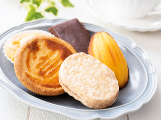 皿の上の色々な焼き菓子