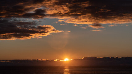 Obraz premium 水平線から昇る太陽