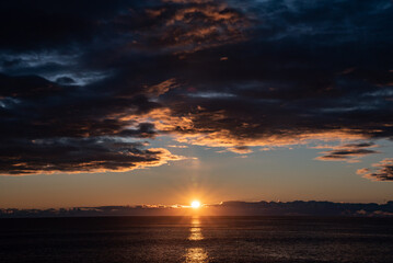 厚い雲からの日の出