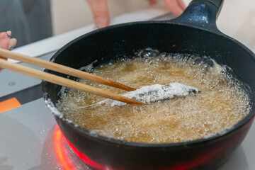 魚の揚げ物　唐揚げ　調理風景