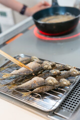 魚の揚げ物　唐揚げ　調理風景