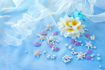 白いプルメリアのブーケと薄紫の貝とパールと白いリボンと白いサテンのデザイン（ブルーバック・造花）