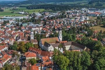 Fototapeta na wymiar Die idyllisch gelegene Stadt Isny im württembergischen Allgäu aus der Luft