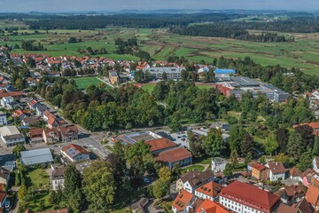 Fototapeta na wymiar Isny im Allgäu im Luftbild - Ausblick in die westlich der Stadt gelegenen Moosgebiete