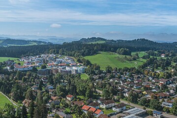 Fototapeta premium Isny im Allgäu im Luftbild - Ausblick zum Freizeitzentrum an der Felderhalde