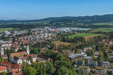 Fototapeta na wymiar Isny im württembergischen Allgäu - Ausblick über das Schloss zur Adelegg