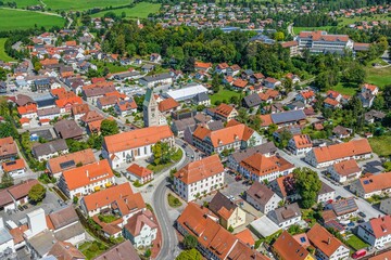Fototapeta na wymiar Das Ortszentrum von Obergünzburg im Ostallgäu im Luftbild