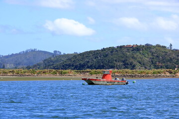 Obraz premium Boats on Knysna Lagoon looking towards Knysna Heads, Garden Route, South Africa