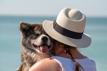 portrait duo, maitresse /akita, chien heureux en vacance de bord de mer