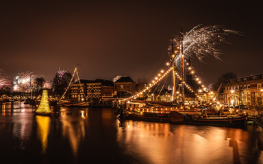 Nowy Rok w Gouda, fajerwerki nad historycznym portem, statki, światła. 