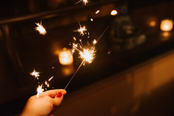 ogień, iskra, dłonie, noc, celebracja, zimne ognie, petarda, fajerwerki, sylwester, szczęśliwego nowego roku,  - obrazy, fototapety, plakaty