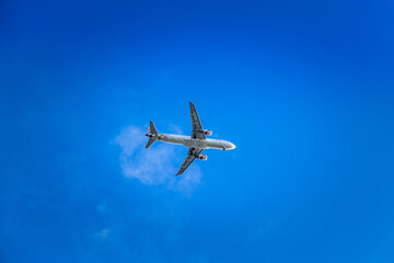 Avion de ligne dans le ciel vu de dessous