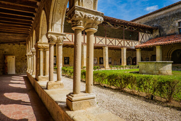Obraz premium View on the arcades of the medieval cloister of the romanesque abby of Flaran in the south of France (Gers)