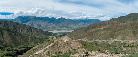 Kyang-la Pass between Nam Tso Lake and  Yamdrok-tso Lake. Damxung County, Lhasa, Tibet, China