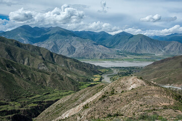 Fototapeta na wymiar Kyang-la Pass between Nam Tso Lake and Yamdrok-tso Lake. Damxung County, Lhasa, Tibet, China