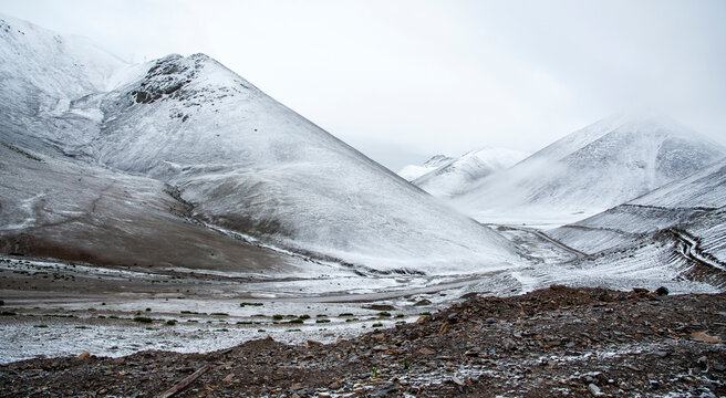 Kyang-la Pass between Nam Tso Lake and  Yamdrok-tso Lake. Damxung County, Lhasa, Tibet, China