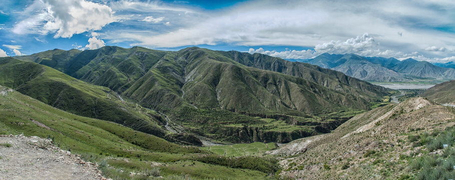 Kyang-la Pass between Nam Tso Lake and  Yamdrok-tso Lake. Damxung County, Lhasa, Tibet, China