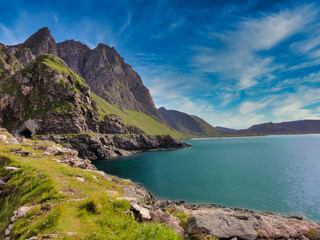 Fototapeta premium Karibik blaue Bucht des Atlantischen Ozeans in Norwegen mit Steinigerküstenlinie