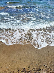 Vaguelettes sur le bord de mer